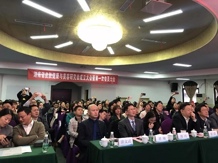 【醫(yī)師風采】熱烈祝賀我院非手術中心技術院長劉翔博士當選為湖南省皮膚健康與美容研究會理事會副會長