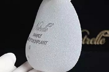 隆胸時醫(yī)師怎樣把直徑10cm的假體，塞入3cm的切口中的？